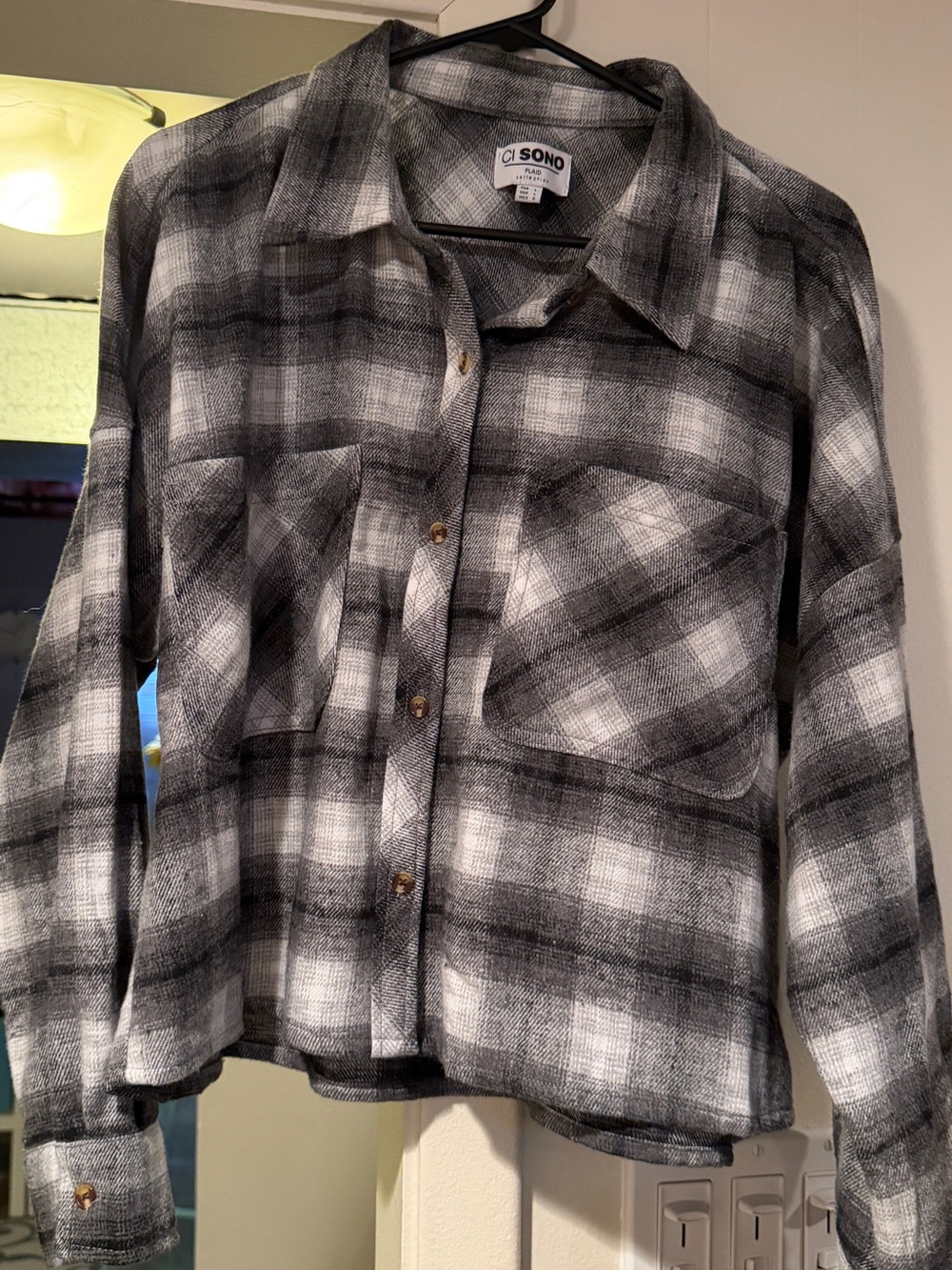 Ci Sono women’s Black & White cropped Plaid flannel Button-Up Shirt